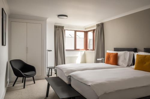 伦敦君主之家 - 服务式公寓 - 肯辛顿的酒店客房,配有两张床和椅子
