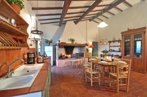 布奇内Petrolo的厨房配有桌子和壁炉