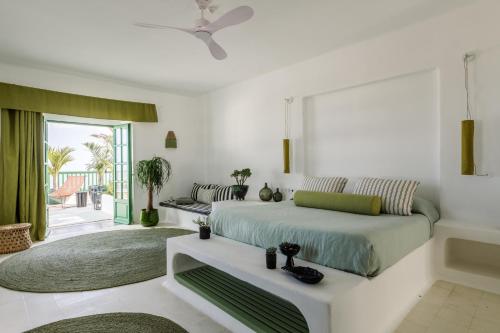 阿索马达Hotel Cesar Lanzarote的一间卧室设有一张床和一间客厅。