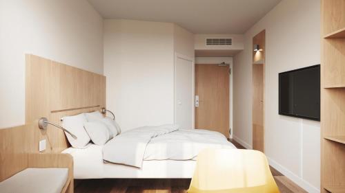 凯尔采B&B HOTEL Kielce Centrum的配有一张床和一台平面电视的酒店客房