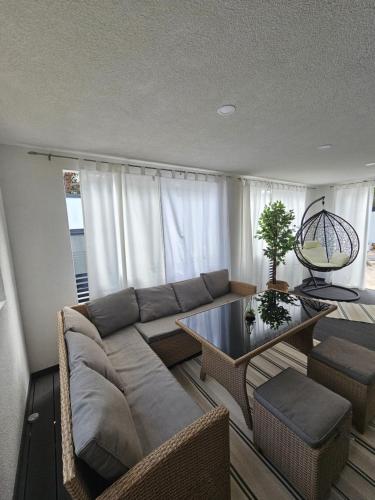 德拉格FJAKA luxury mobile home - Oaza Mira Camping Croatia的客厅配有沙发和桌子
