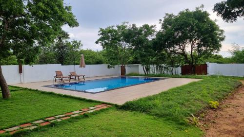 基林德Kirinda Heaven - Yala的一座房子后院的游泳池