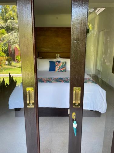 吉利阿尔Kaien Villas Gili Air的通往卧室的1扇门