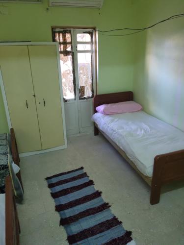 阿斯旺Villa Elaraby Mohamed的一间卧室配有床、镜子和地毯