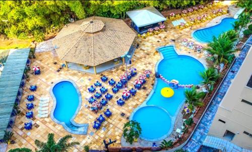 卡达斯诺瓦斯Golden Dolphin Grand Hotel的享有度假村游泳池的顶部景致