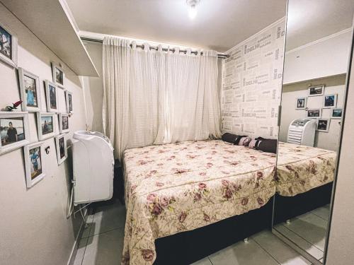 巴西利亚Apartamento super agradável! Perto de tudo em Águas Claras的小房间设有一张带窗户的床
