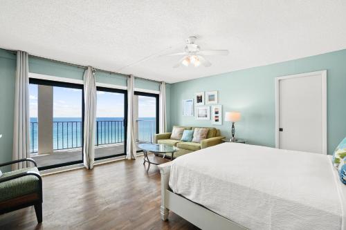 巴拿马城海滩Moondrifter Beach Resort by Panhandle Getaways的一间卧室配有一张床,享有海景