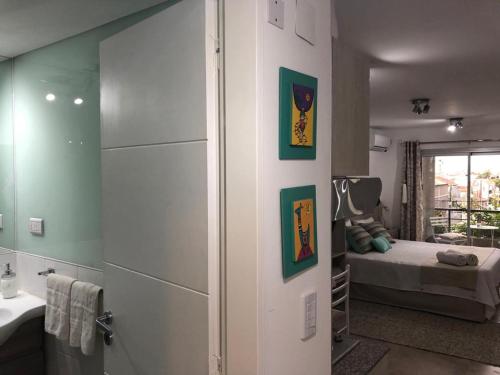 萨尔塔AIRES VERDES PREMIUM的浴室设有一间卧室,配有一张床和一个水槽