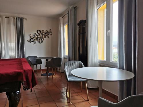 福什科阿新镇A Flor da Rosa的一间带桌椅和窗户的用餐室