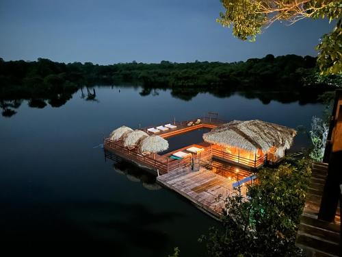 Autazes亚马逊祖马酒店的湖上码头上房屋的空中景观