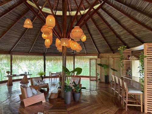 Autazes亚马逊祖马酒店的客厅设有木天花板和吊灯