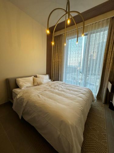 迪拜Forte Downtown Dubai的卧室设有一张大床,卧室设有大窗户