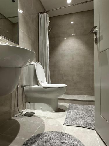 迪拜Forte Downtown Dubai的浴室配有卫生间、盥洗盆和淋浴。
