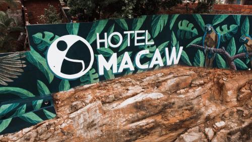 库库塔Hotel Macaw Cúcuta的树枝上的坎巴宗酒店标志