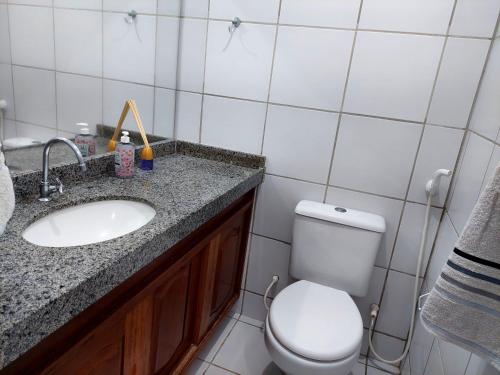 马拉戈日Chalé das Conchas的浴室配有白色卫生间和盥洗盆。