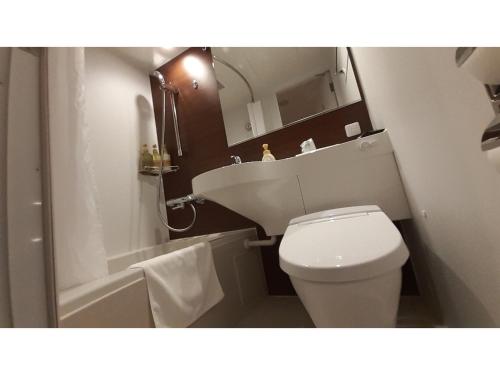 伊万里市ＨＯＴＥＬ ＷＩＮ - Vacation STAY 72249v的一间带卫生间和水槽的小浴室