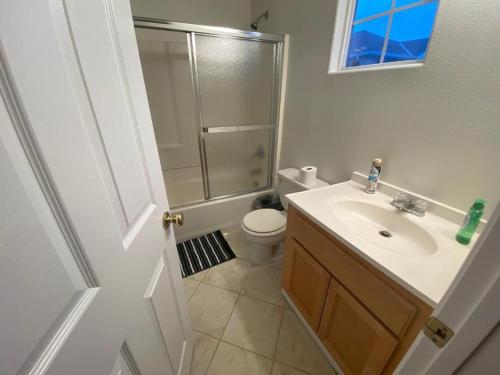 圣安娜Zen Home的浴室配有卫生间、盥洗盆和淋浴。