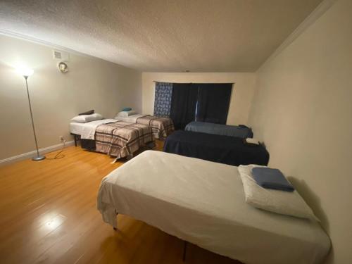 圣安娜Zen Home的酒店客房,设有两张床和一盏灯