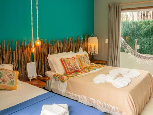 圣米格尔-杜斯米拉格里斯Azul de Milagres的一间卧室配有两张带毛巾的床