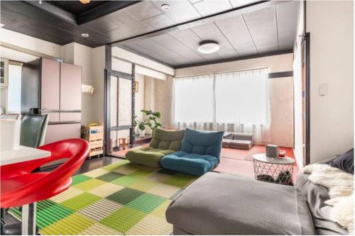 大川Little Okawood - Vacation STAY 83117v的带沙发和红色椅子的客厅