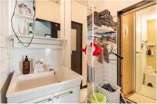 大川Little Okawood - Vacation STAY 83117v的一间带水槽和淋浴的小浴室