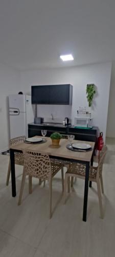 伊达贾伊Studio no Bairro Cordeiros的厨房配有桌椅