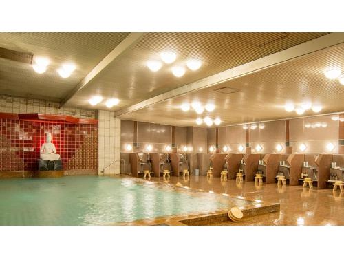 加贺Yamashiro Onsen Yuzankaku - Vacation STAY 86432v的游泳池位于带椅子和桌子的房间