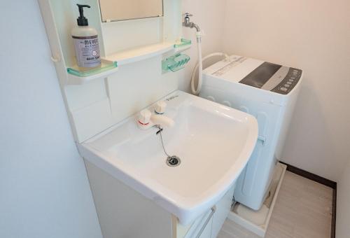 东京Princet Shinjuku Building - Vacation STAY 15549的一间带水槽和洗衣机的浴室