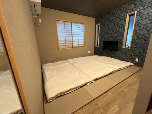 东京Zen - Vacation STAY 89086v的一间小卧室,角落里设有一张床