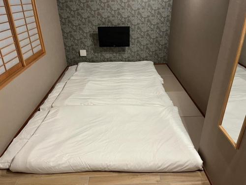 东京Zen - Vacation STAY 89086v的一间配有电视的客房内的一张大白色床
