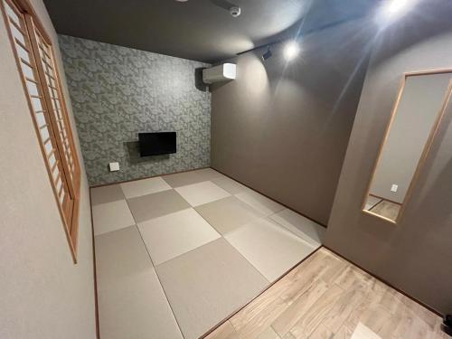 东京Zen - Vacation STAY 89086v的客房铺有瓷砖地板,配有电视。
