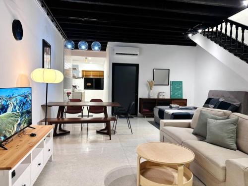 乔治市(New) Fettes Villa for 20Pax @CentralPenang/Gurney的客厅配有沙发和桌子