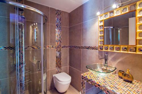 盖奥斯Lilac Lilium Artistsvillas的带淋浴、卫生间和盥洗盆的浴室