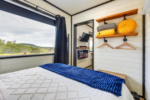 StrawnRemote Strawn Container Home with Hot Tub!的一间卧室设有一张床和一个窗口