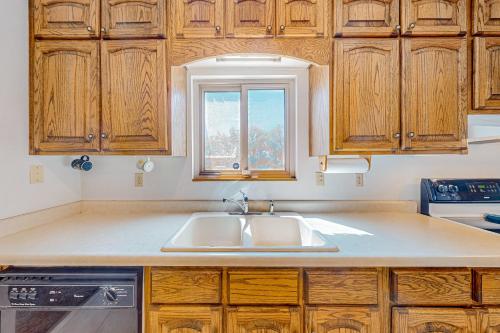 阿拉莫萨Western Wonders的厨房设有水槽和窗户。