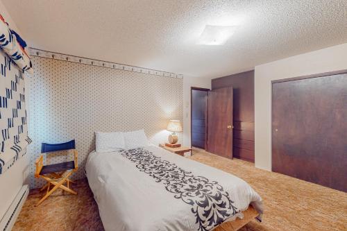 阿拉莫萨Western Wonders的一间卧室配有一张大床和一把椅子