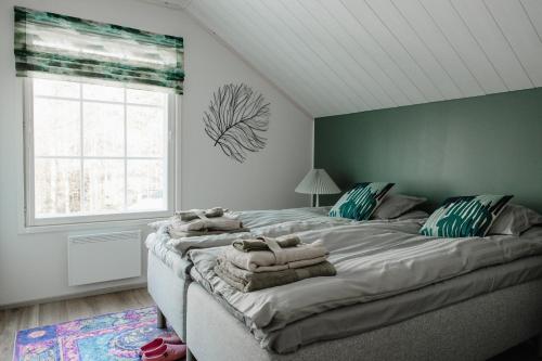 罗瓦涅米Arcticmint的一间卧室配有一张大床和毛巾