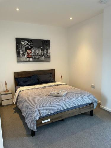 伦敦Luxury en-suite room Olympic Village in shared apartment的卧室配有一张挂在墙上的床铺