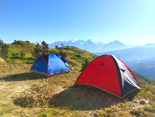 瓦拉斯mountain view willcacocha lodge的山丘上的两顶帐篷,山丘背景