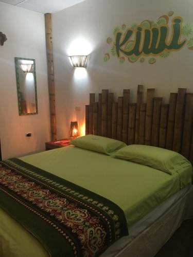 洛佩斯港CASITA MADAME的一间卧室配有一张大床和木制床头板