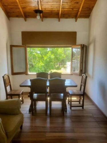 圣罗莎Departamento céntrico amplio con garage automatizado 24 Hs的一间带桌椅和窗户的用餐室