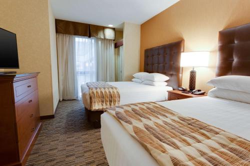圣路易斯德鲁里广场圣路易斯艾特酒店的酒店客房设有两张床和一台平面电视。