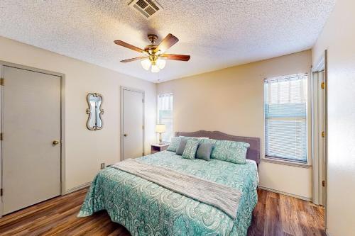 斯蒂尔沃特Casa de Cowboy的一间卧室配有一张床和吊扇