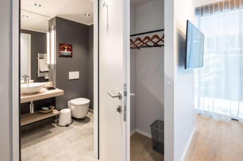 维也纳Adina Serviced Apartments Vienna的一间带卫生间和水槽的浴室