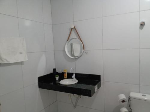 加拉尼温斯Apê perto do Parque Euclides Dourado的浴室设有水槽和镜子,位于柜台上
