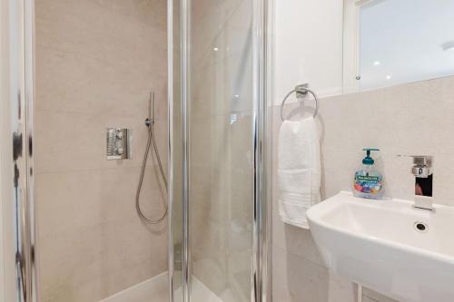 沃特福德4-Level Luxury 2 Bedroom House Sleeps 6, Rooftop, Harry P & Free Parking的带淋浴和盥洗盆的浴室