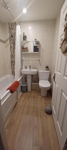 里彭Cosy Retreat - house with double bedroom的浴室配有白色卫生间和盥洗盆。