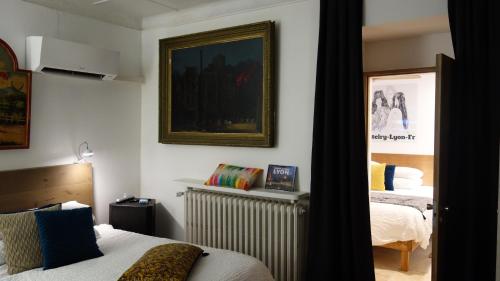 伊居利Hostelry Music Repetition的卧室配有两张床,墙上挂着一幅画