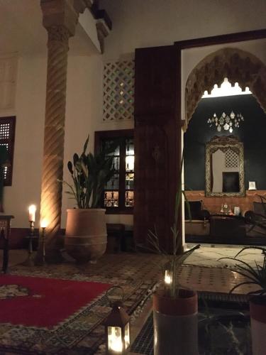 塞拉Riad Dar Badiaa的大厅,带镜子和蜡烛