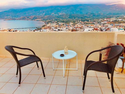 锡蒂亚Terrace house的美景阳台配有一张桌子和两把椅子